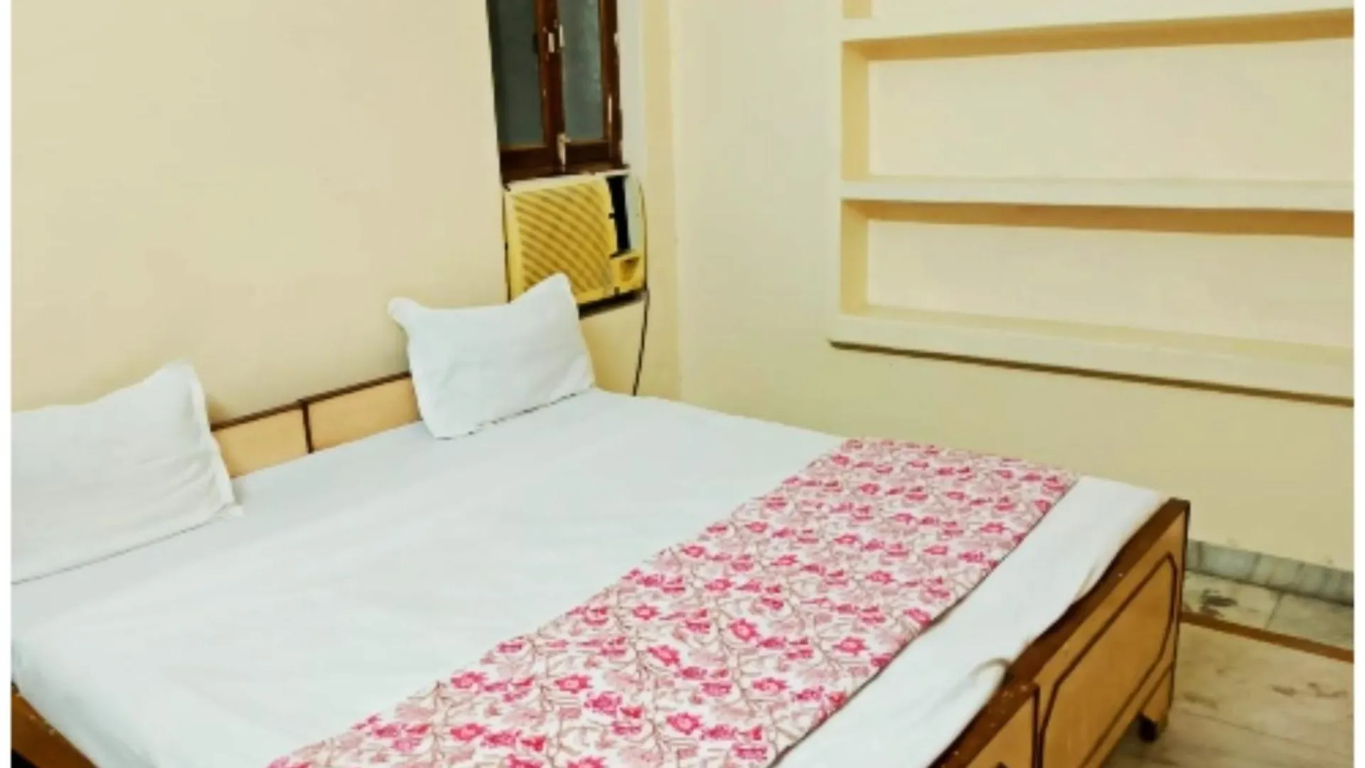 Quarto em Acomodações Particulares Hotel P G On Ganges ! Near Kashi Vishwanath Temple - Fully Air Conditioned And Spacious Rooms With Free Wi-Fi Facility - A Top Rated Hotel In Varanasi