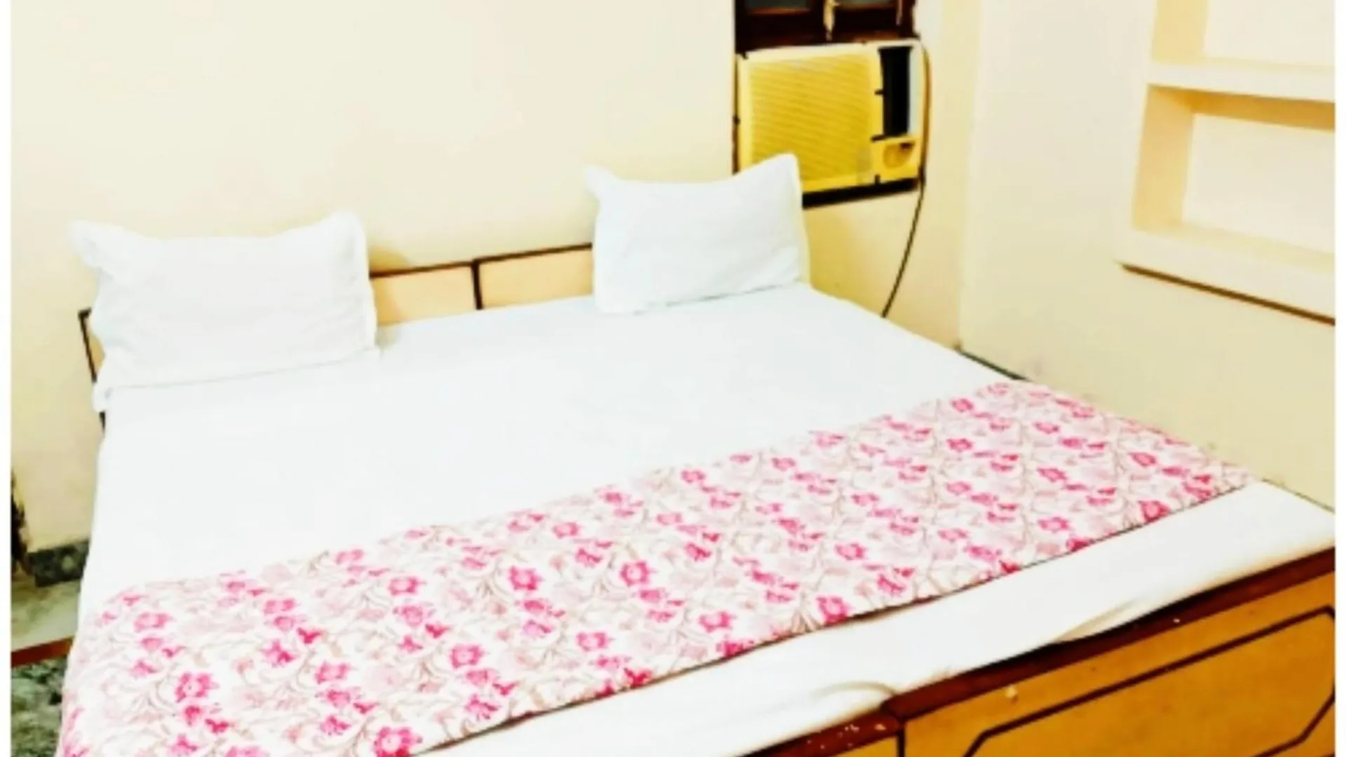 Quarto em Acomodações Particulares Hotel P G On Ganges ! Near Kashi Vishwanath Temple - Fully Air Conditioned And Spacious Rooms With Free Wi-Fi Facility - A Top Rated Hotel In Varanasi