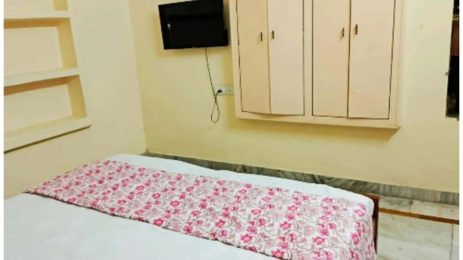 Hotel P G On Ganges ! Near Kashi Vishwanath Temple - Fully Air Conditioned And Spacious Rooms With Free Wi-Fi Facility - A Top Rated Hotel In Varanasi Quarto em Acomodações Particulares