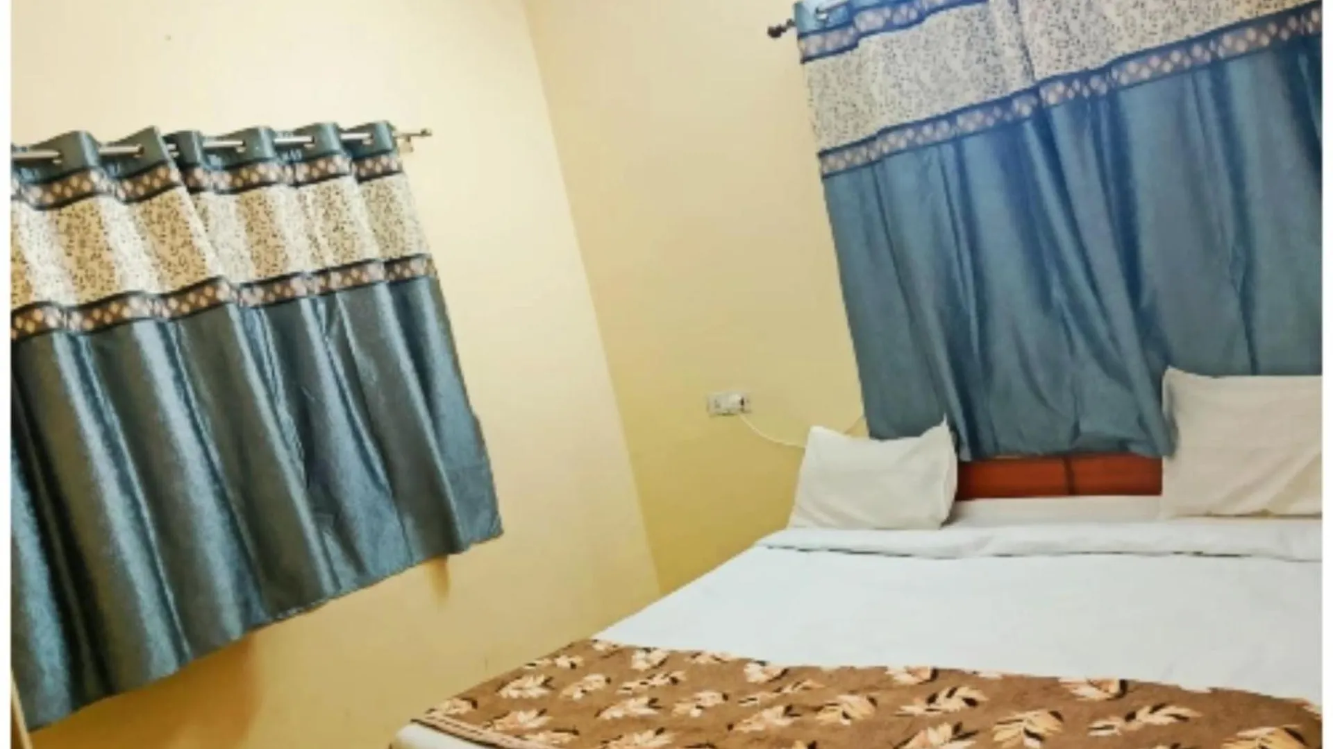 Quarto em Acomodações Particulares Hotel P G On Ganges ! Near Kashi Vishwanath Temple - Fully Air Conditioned And Spacious Rooms With Free Wi-Fi Facility - A Top Rated Hotel In Varanasi